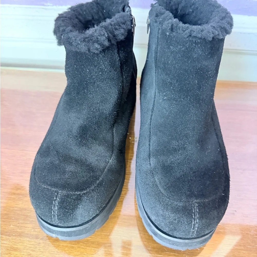 UGG SZ 37 Black Suede Sherpa Boots w Side Zip and platform heel.
